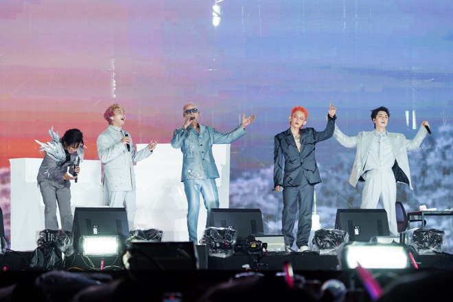 Khán giả “quẩy” nhiệt tình dưới cơn mưa nhân tạo tại concert Anh trai vượt ngàn chông gai- Ảnh 5. Khán giả “quẩy” nhiệt tình dưới cơn mưa nhân tạo tại concert Anh trai vượt ngàn chông gai- Ảnh 5.
