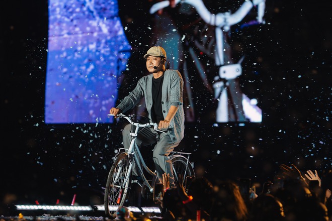 Khán giả “quẩy” nhiệt tình dưới cơn mưa nhân tạo tại concert Anh trai vượt ngàn chông gai- Ảnh 10. Khán giả “quẩy” nhiệt tình dưới cơn mưa nhân tạo tại concert Anh trai vượt ngàn chông gai- Ảnh 10.
