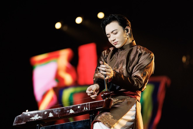 Khán giả “quẩy” nhiệt tình dưới cơn mưa nhân tạo tại concert Anh trai vượt ngàn chông gai- Ảnh 7. Khán giả “quẩy” nhiệt tình dưới cơn mưa nhân tạo tại concert Anh trai vượt ngàn chông gai- Ảnh 7.