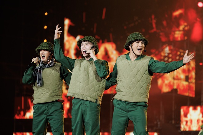 Khán giả “quẩy” nhiệt tình dưới cơn mưa nhân tạo tại concert Anh trai vượt ngàn chông gai- Ảnh 8. Khán giả “quẩy” nhiệt tình dưới cơn mưa nhân tạo tại concert Anh trai vượt ngàn chông gai- Ảnh 8.