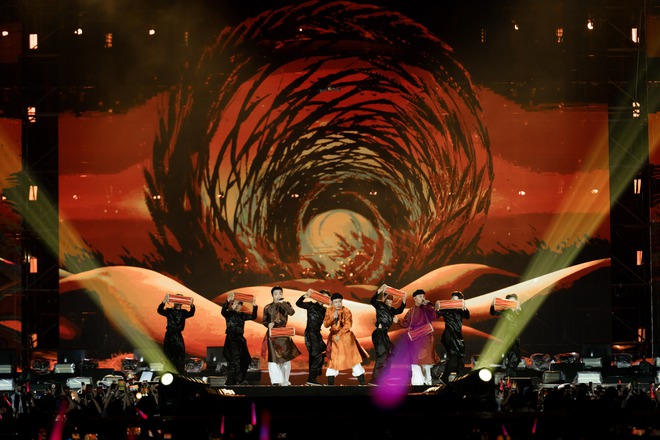 Khán giả “quẩy” nhiệt tình dưới cơn mưa nhân tạo tại concert Anh trai vượt ngàn chông gai- Ảnh 9. Khán giả “quẩy” nhiệt tình dưới cơn mưa nhân tạo tại concert Anh trai vượt ngàn chông gai- Ảnh 9.