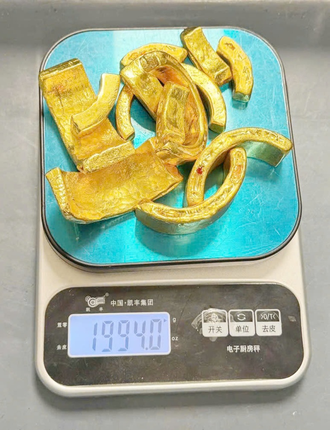 Du khách Trung Quốc giấu gần 2kg vàng trong ống kính máy ảnh qua sân bay Nội Bài- Ảnh 2. Du khách Trung Quốc giấu gần 2kg vàng trong ống kính máy ảnh qua sân bay Nội Bài- Ảnh 2.