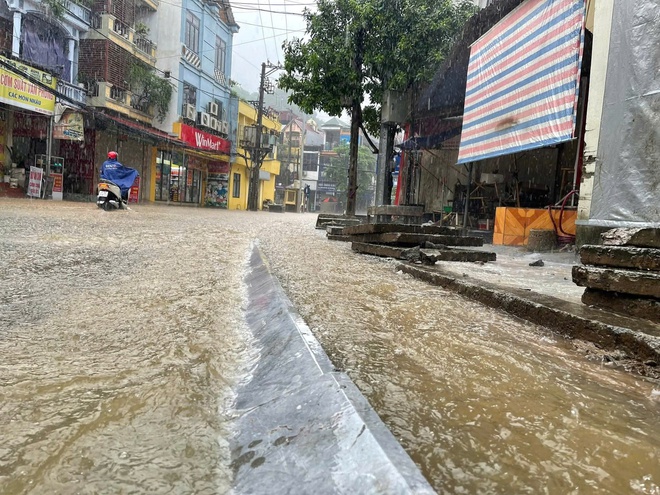 Mưa lớn kéo dài, nhiều đường phố ở TP Yên Bái ngập úng- Ảnh 1. Mưa lớn kéo dài, nhiều đường phố ở TP Yên Bái ngập úng- Ảnh 1.