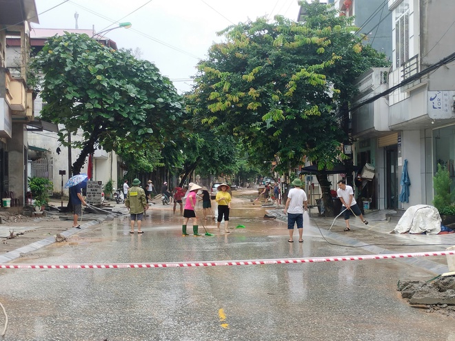 Mưa lớn kéo dài, nhiều đường phố ở TP Yên Bái ngập úng- Ảnh 2. Mưa lớn kéo dài, nhiều đường phố ở TP Yên Bái ngập úng- Ảnh 2.