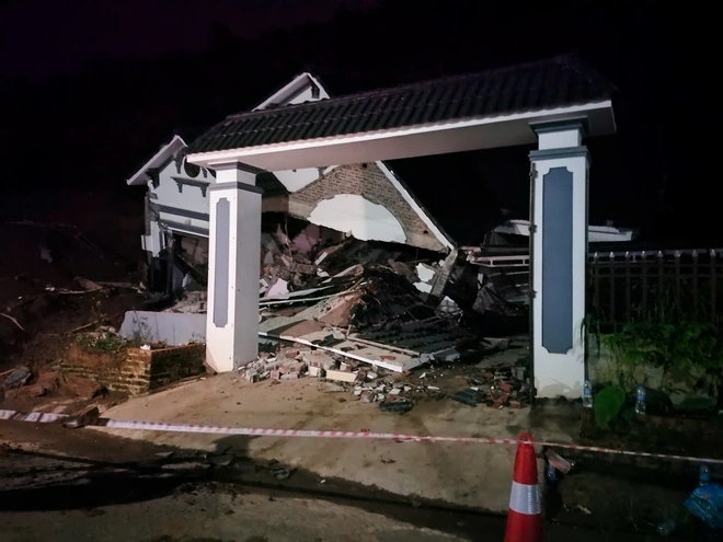 Bàng hoàng khoảnh khắc đất đá vùi lấp 2 ngôi nhà, 5 người thương vong ở Lào Cai- Ảnh 2. Bàng hoàng khoảnh khắc đất đá vùi lấp 2 ngôi nhà, 5 người thương vong ở Lào Cai- Ảnh 2.
