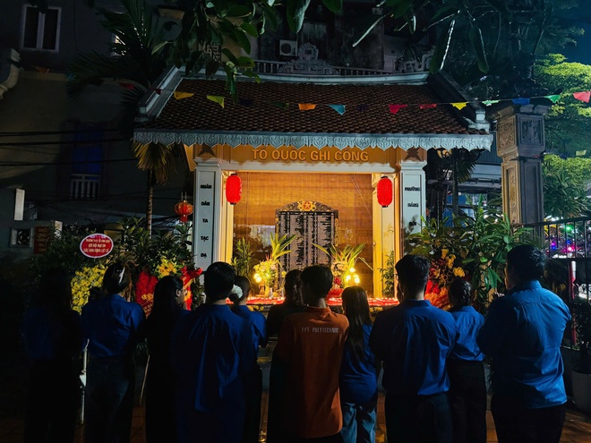 Khắp Thủ đô lung linh "mỗi ngọn nến - một tấm lòng" tri ân các anh hùng liệt sĩ- Ảnh 8. Khắp Thủ đô lung linh "mỗi ngọn nến - một tấm lòng" tri ân các anh hùng liệt sĩ- Ảnh 8.