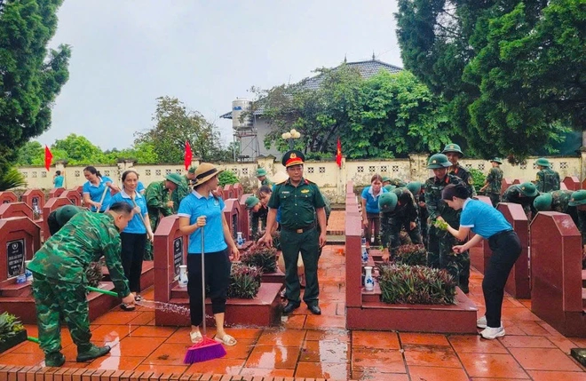 Khắp Thủ đô lung linh "mỗi ngọn nến - một tấm lòng" tri ân các anh hùng liệt sĩ- Ảnh 13. Khắp Thủ đô lung linh "mỗi ngọn nến - một tấm lòng" tri ân các anh hùng liệt sĩ- Ảnh 13.