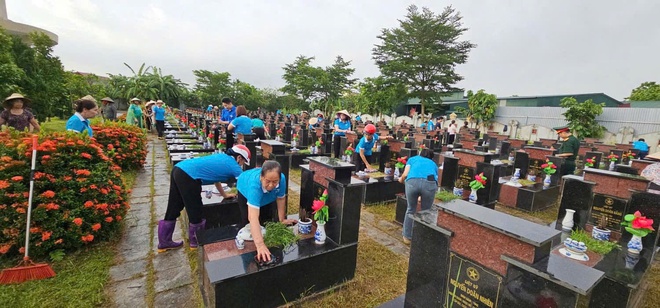 Khắp Thủ đô lung linh "mỗi ngọn nến - một tấm lòng" tri ân các anh hùng liệt sĩ- Ảnh 14. Khắp Thủ đô lung linh "mỗi ngọn nến - một tấm lòng" tri ân các anh hùng liệt sĩ- Ảnh 14.
