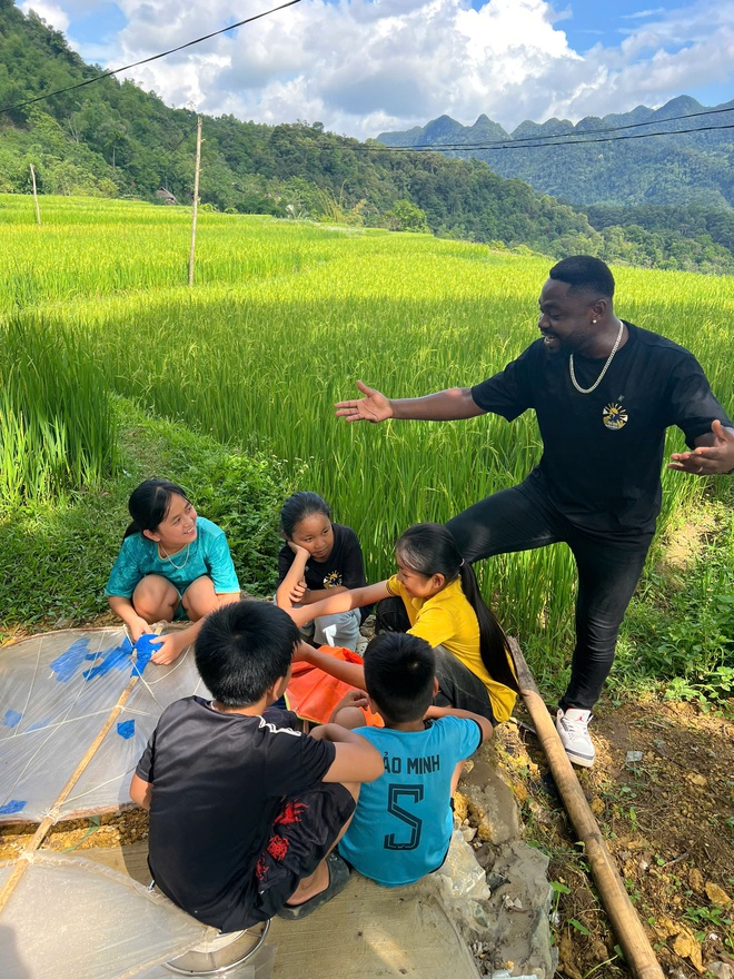YouTuber người Nigeria Cee Jay bắt cá, sống giữa chuồng vịt khi tham gia Cha con vạn dặm- Ảnh 5.