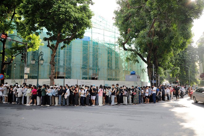 Hàng nghìn khán giả xếp hàng nhận vé concert "Việt Nam trong tôi"- Ảnh 4.
