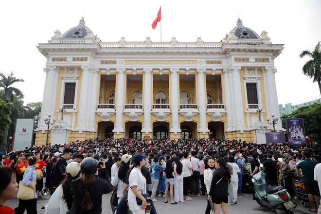 Hàng nghìn khán giả xếp hàng nhận vé concert "Việt Nam trong tôi"- Ảnh 2.