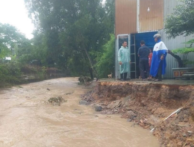 Mưa kéo dài gây sạt lở ở nhà dân tại Đồng Nai- Ảnh 4. Mưa kéo dài gây sạt lở ở nhà dân tại Đồng Nai- Ảnh 4.