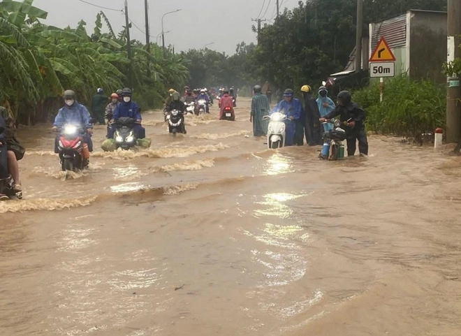 Mưa kéo dài gây sạt lở ở nhà dân tại Đồng Nai- Ảnh 3. Mưa kéo dài gây sạt lở ở nhà dân tại Đồng Nai- Ảnh 3.