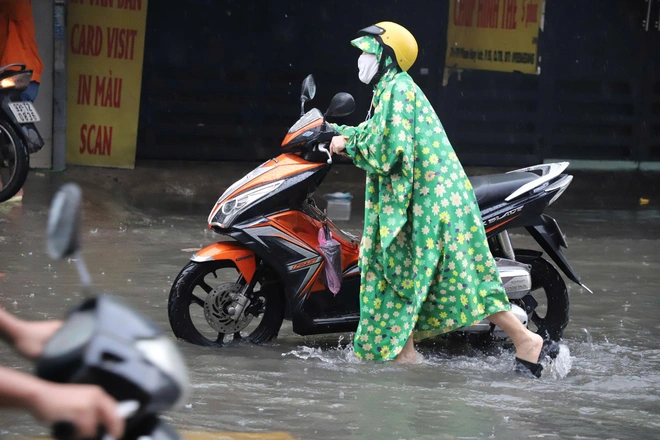 TP.HCM ngập nặng sau cơn mưa rạng sáng, đường biến thành sông, người dân chật vật đi làm- Ảnh 5. TP.HCM ngập nặng sau cơn mưa rạng sáng, đường biến thành sông, người dân chật vật đi làm- Ảnh 5.