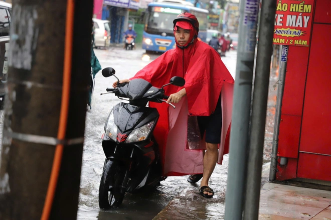 TP.HCM ngập nặng sau cơn mưa rạng sáng, đường biến thành sông, người dân chật vật đi làm- Ảnh 6. TP.HCM ngập nặng sau cơn mưa rạng sáng, đường biến thành sông, người dân chật vật đi làm- Ảnh 6.