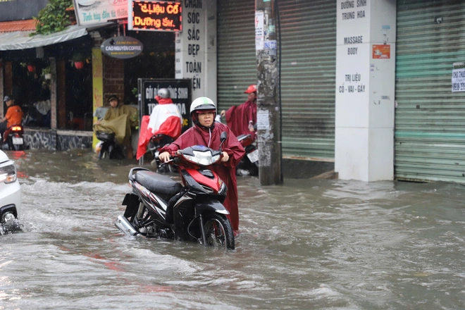 TP.HCM ngập nặng sau cơn mưa rạng sáng, đường biến thành sông, người dân chật vật đi làm- Ảnh 7. TP.HCM ngập nặng sau cơn mưa rạng sáng, đường biến thành sông, người dân chật vật đi làm- Ảnh 7.