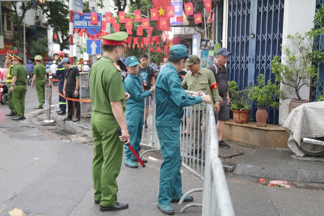 Người dân hào hứng ngắm dàn khí tài trên phố trước giờ tổng hợp luyện- Ảnh 2. Người dân hào hứng ngắm dàn khí tài trên phố trước giờ tổng hợp luyện- Ảnh 2.