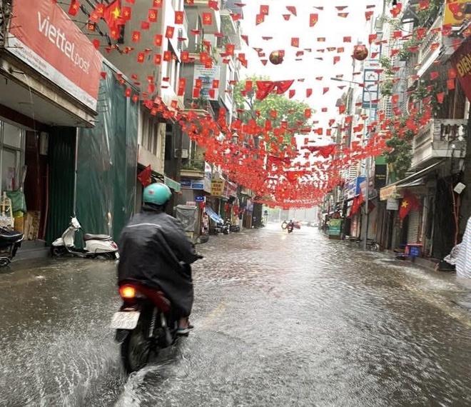 Hà Nội: Nhiều tuyến đường ngập nặng, người dân lội nước đi chợ, đi làm- Ảnh 2. Hà Nội: Nhiều tuyến đường ngập nặng, người dân lội nước đi chợ, đi làm- Ảnh 2.