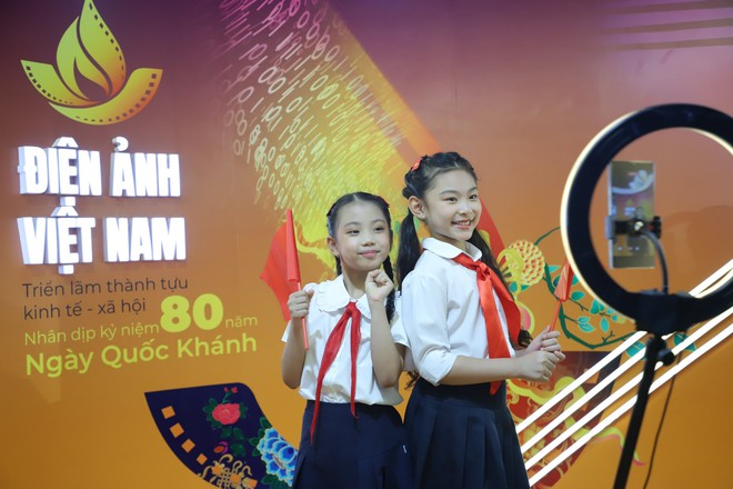 Khán giả trải nghiệm phim trường số, trình chiếu mapping tại Triển lãm thành tựu đất nước- Ảnh 3. Khán giả trải nghiệm phim trường số, trình chiếu mapping tại Triển lãm thành tựu đất nước- Ảnh 3.