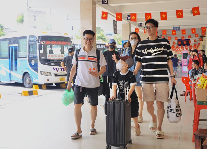 Bến xe Hà Nội thưa khách ngày đầu kỳ nghỉ lễ Quốc khánh- Ảnh 10. Bến xe Hà Nội thưa khách ngày đầu kỳ nghỉ lễ Quốc khánh- Ảnh 10.