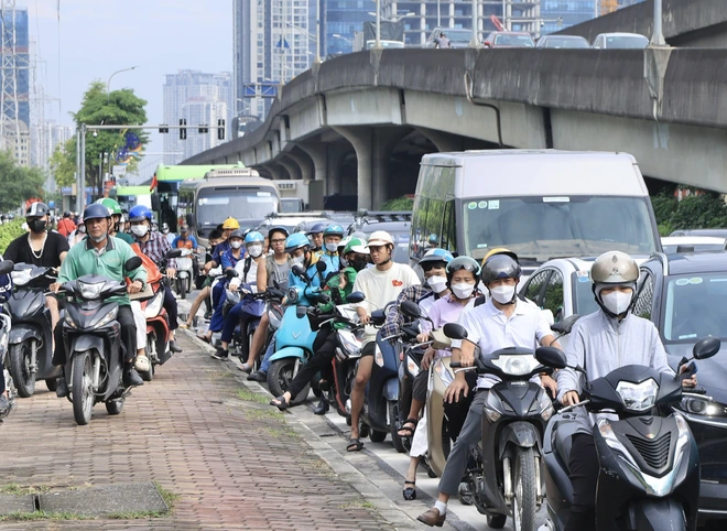 Hà Nội: Nhiều tuyến phố đông nghẹt ngày đầu nghỉ lễ Quốc khánh 2/9- Ảnh 4. Hà Nội: Nhiều tuyến phố đông nghẹt ngày đầu nghỉ lễ Quốc khánh 2/9- Ảnh 4.