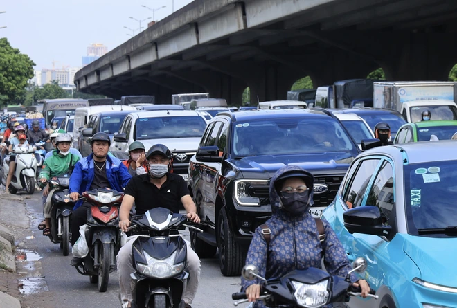 Hà Nội: Nhiều tuyến phố đông nghẹt ngày đầu nghỉ lễ Quốc khánh 2/9- Ảnh 3. Hà Nội: Nhiều tuyến phố đông nghẹt ngày đầu nghỉ lễ Quốc khánh 2/9- Ảnh 3.