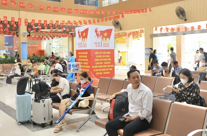 Bến xe Hà Nội thưa khách ngày đầu kỳ nghỉ lễ Quốc khánh- Ảnh 2. Bến xe Hà Nội thưa khách ngày đầu kỳ nghỉ lễ Quốc khánh- Ảnh 2.