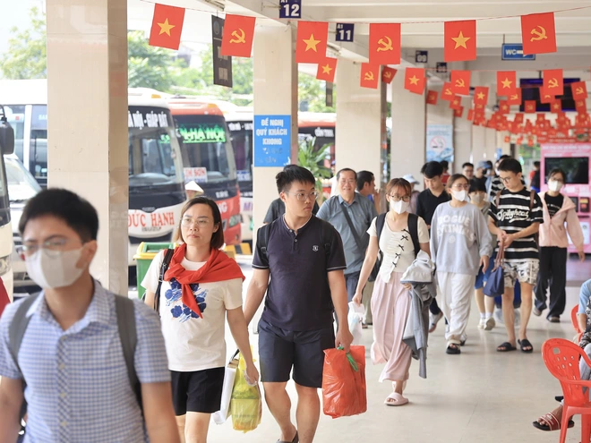 Bến xe Hà Nội thưa khách ngày đầu kỳ nghỉ lễ Quốc khánh- Ảnh 9. Bến xe Hà Nội thưa khách ngày đầu kỳ nghỉ lễ Quốc khánh- Ảnh 9.