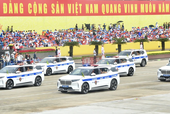 Những chiếc VinFast VF 9 tham gia diễu binh khác gì xe thường?- Ảnh 6. Những chiếc VinFast VF 9 tham gia diễu binh khác gì xe thường?- Ảnh 6.