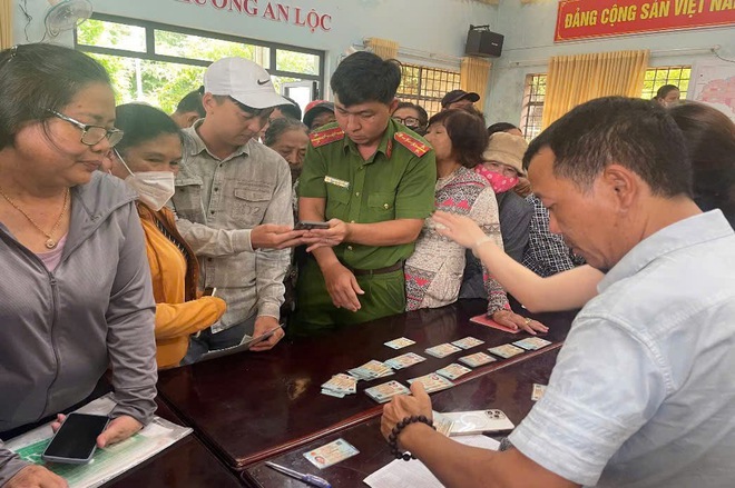 Đồng Nai: Công an xã đi từng ngõ, gõ cửa từng nhà mang quà Tết Độc lập đến người dân- Ảnh 2. Đồng Nai: Công an xã đi từng ngõ, gõ cửa từng nhà mang quà Tết Độc lập đến người dân- Ảnh 2.