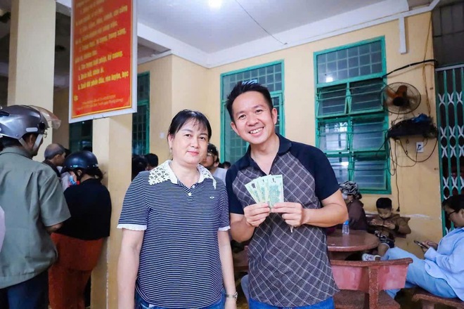 Đồng Nai: Công an xã đi từng ngõ, gõ cửa từng nhà mang quà Tết Độc lập đến người dân- Ảnh 3. Đồng Nai: Công an xã đi từng ngõ, gõ cửa từng nhà mang quà Tết Độc lập đến người dân- Ảnh 3.