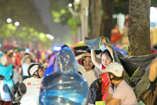 Biển người ken đặc các tuyến phố quanh Ba Đình, giữ chỗ chờ xem diễu binh, diễu hành- Ảnh 6. Biển người ken đặc các tuyến phố quanh Ba Đình, giữ chỗ chờ xem diễu binh, diễu hành- Ảnh 6.