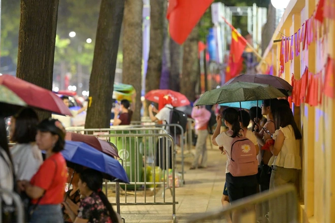 Biển người ken đặc các tuyến phố quanh Ba Đình, giữ chỗ chờ xem diễu binh, diễu hành- Ảnh 7. Biển người ken đặc các tuyến phố quanh Ba Đình, giữ chỗ chờ xem diễu binh, diễu hành- Ảnh 7.
