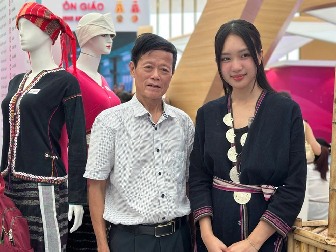 Ấn tượng sắc màu 54 dân tộc Việt Nam tại Triển lãm thành tựu đất nước 80 năm- Ảnh 8. Ấn tượng sắc màu 54 dân tộc Việt Nam tại Triển lãm thành tựu đất nước 80 năm- Ảnh 8.