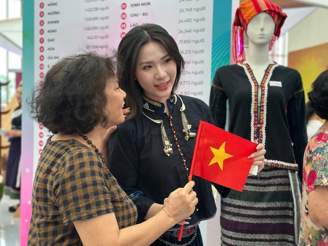 Ấn tượng sắc màu 54 dân tộc Việt Nam tại Triển lãm thành tựu đất nước 80 năm- Ảnh 9. Ấn tượng sắc màu 54 dân tộc Việt Nam tại Triển lãm thành tựu đất nước 80 năm- Ảnh 9.