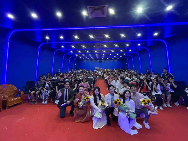 Tăng suất chiếu phim miễn phí chiêu đãi khán giả tại Triển lãm thành tựu đất nước- Ảnh 5. Tăng suất chiếu phim miễn phí chiêu đãi khán giả tại Triển lãm thành tựu đất nước- Ảnh 5.