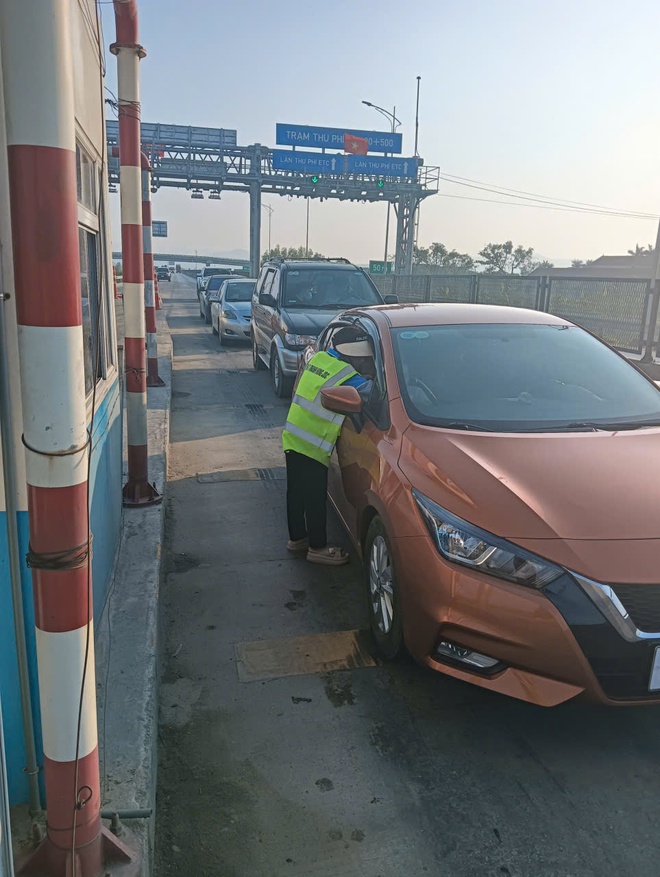 H&agrave;ng trăm xe kh&ocirc;ng đủ điều kiện thu ph&iacute; kh&ocirc;ng dừng vẫn v&agrave;o cao tốc Diễn Ch&acirc;u - B&atilde;i Vọt- Ảnh 5.