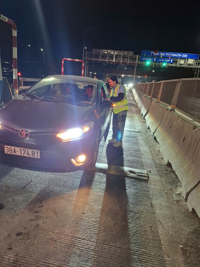 H&agrave;ng trăm xe kh&ocirc;ng đủ điều kiện thu ph&iacute; kh&ocirc;ng dừng vẫn v&agrave;o cao tốc Diễn Ch&acirc;u - B&atilde;i Vọt- Ảnh 4.