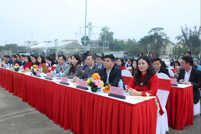 Tuy&ecirc;n Quang đ&oacute;n những vị kh&aacute;ch du lịch đầu ti&ecirc;n đến &ldquo;x&ocirc;ng đất&rdquo;- Ảnh 2.