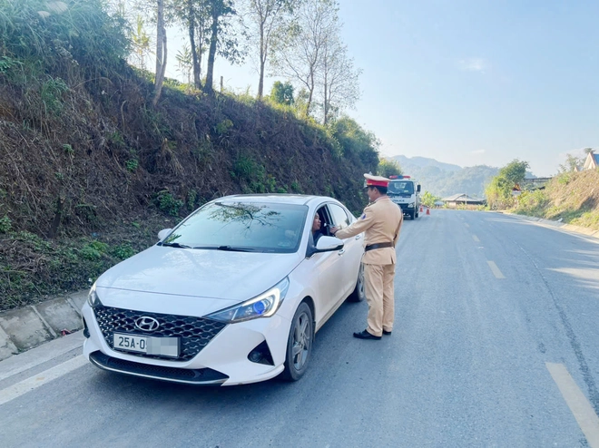 CSGT Lai Châu giữ an toàn giao thông trên cung đường đèo Tây Bắc- Ảnh 5. CSGT Lai Châu giữ an toàn giao thông trên cung đường đèo Tây Bắc- Ảnh 5.