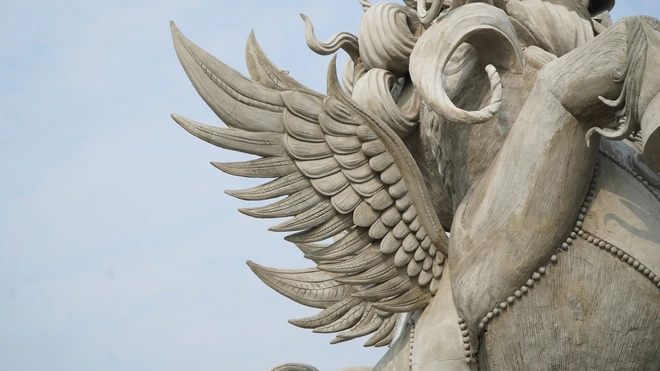 9X Bắc Ninh l&agrave;m linh vật ngựa khổng lồ để đấu gi&aacute; gi&uacute;p người ngh&egrave;o đ&oacute;n Tết- Ảnh 2.