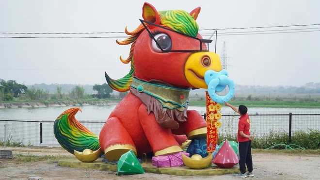 9X Bắc Ninh l&agrave;m linh vật ngựa khổng lồ để đấu gi&aacute; gi&uacute;p người ngh&egrave;o đ&oacute;n Tết- Ảnh 7.