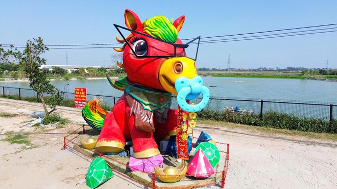 9X Bắc Ninh l&agrave;m linh vật ngựa khổng lồ để đấu gi&aacute; gi&uacute;p người ngh&egrave;o đ&oacute;n Tết- Ảnh 4.