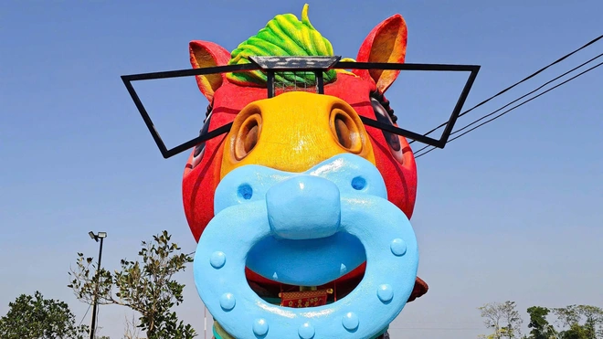 9X Bắc Ninh l&agrave;m linh vật ngựa khổng lồ để đấu gi&aacute; gi&uacute;p người ngh&egrave;o đ&oacute;n Tết- Ảnh 5.