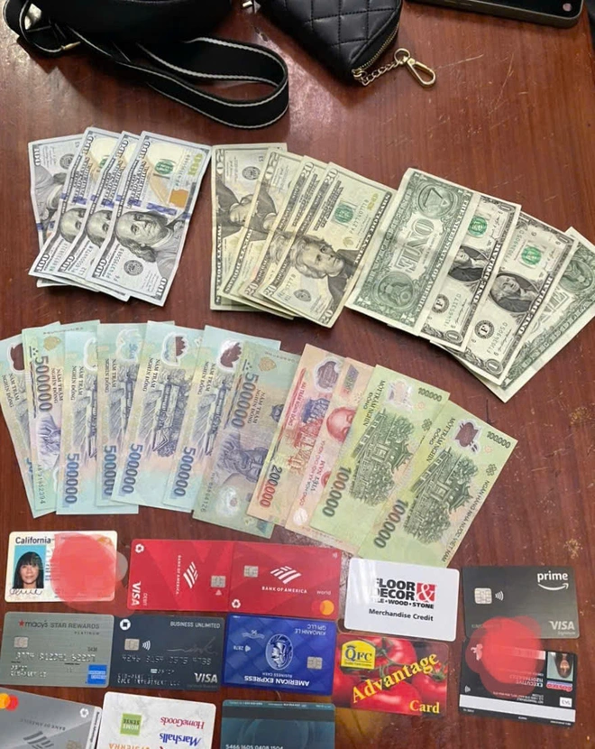 Hai ng&agrave;y li&ecirc;n tiếp, nh&acirc;n vi&ecirc;n đường sắt gi&uacute;p h&agrave;nh kh&aacute;ch t&igrave;m lại t&agrave;i sản tưởng đ&atilde; mất- Ảnh 2.