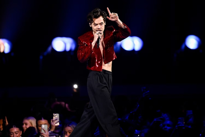 Harry Styles lập kỷ lục b&aacute;n v&eacute; sớm bất chấp tranh c&atilde;i v&igrave; mức gi&aacute; &ldquo;tr&ecirc;n trời&rdquo;- Ảnh 2.