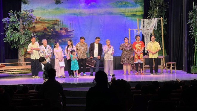 Sân khấu kịch tất bật sáng đèn, hát bội, xiếc "cháy vé" - Ảnh 3. Sân khấu kịch tất bật sáng đèn, hát bội, xiếc "cháy vé" - Ảnh 3.