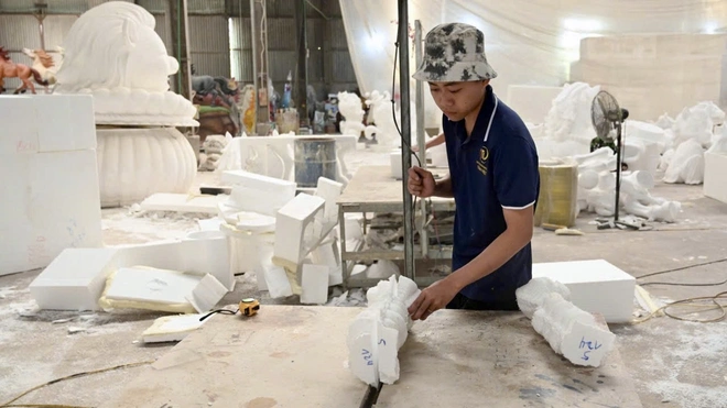 B&ecirc;n trong xưởng linh vật ngựa B&iacute;nh Ngọ ở Đồng Nai những ng&agrave;y cao điểm Tết- Ảnh 25.