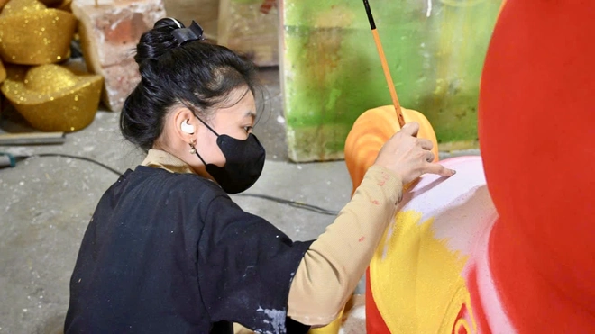 B&ecirc;n trong xưởng linh vật ngựa B&iacute;nh Ngọ ở Đồng Nai những ng&agrave;y cao điểm Tết- Ảnh 20.