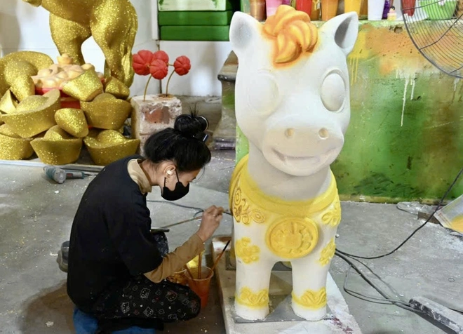 B&ecirc;n trong xưởng linh vật ngựa B&iacute;nh Ngọ ở Đồng Nai những ng&agrave;y cao điểm Tết- Ảnh 16.